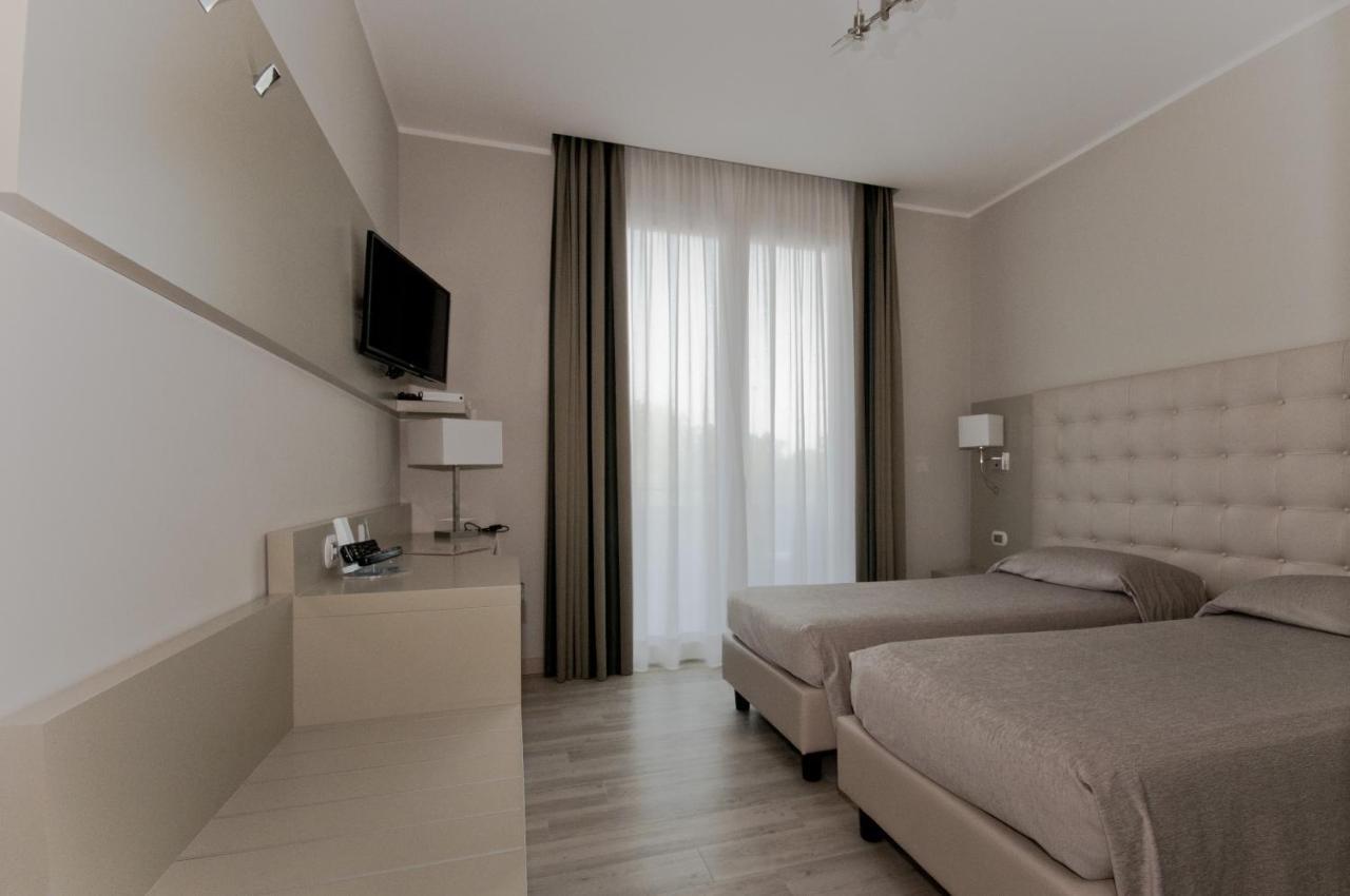 Hotel San Francesco Borgomanero Phòng bức ảnh