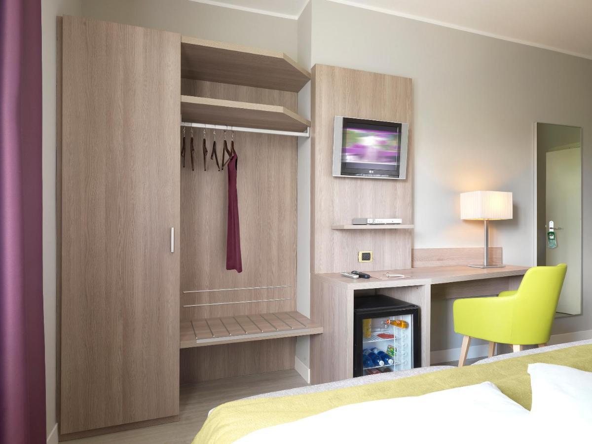 Hotel San Francesco Borgomanero Phòng bức ảnh